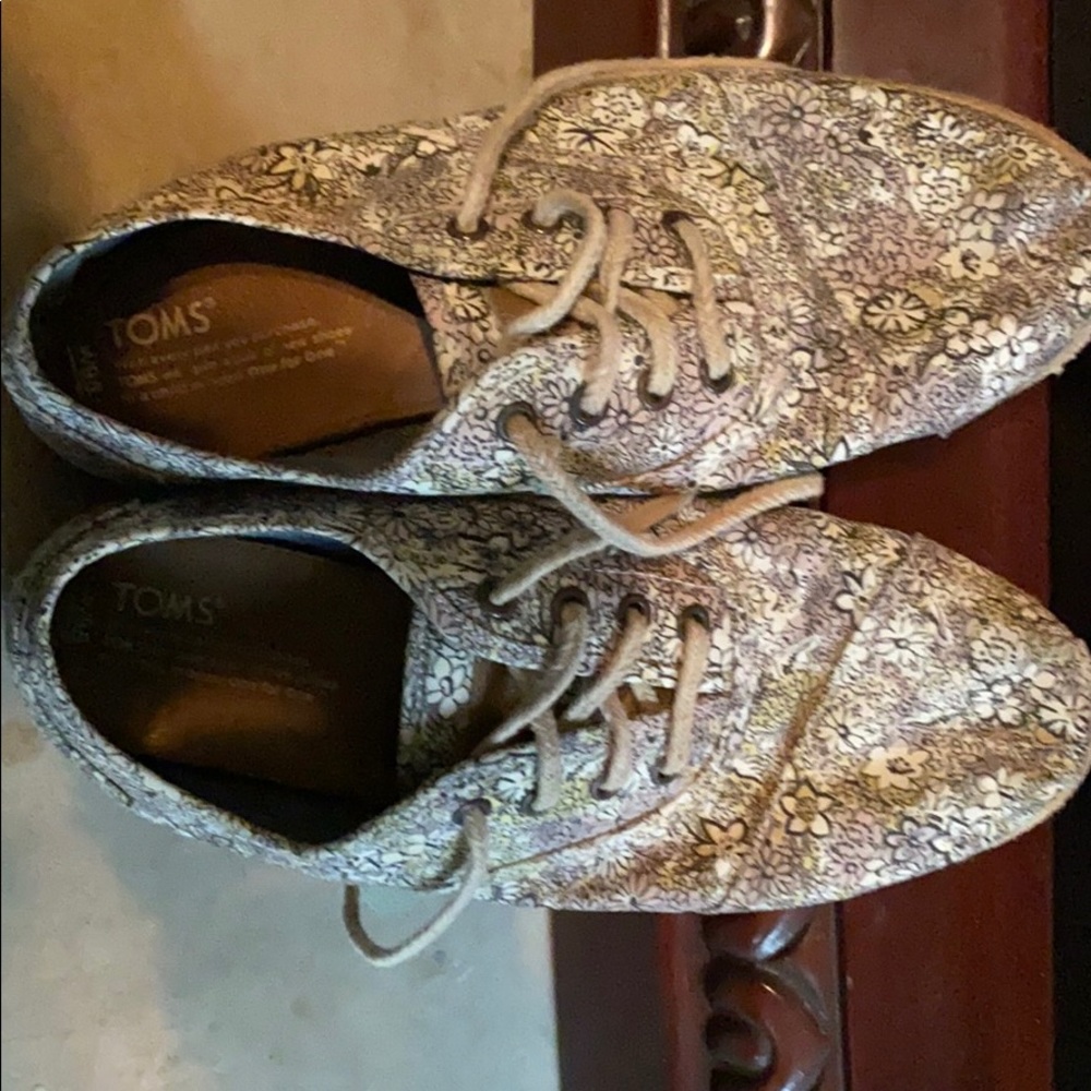 Women’s size 9.5 Toms Lace-up Shoes